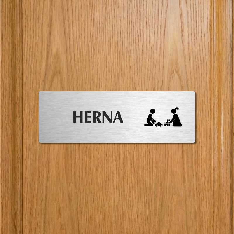 Herna, 240x79mm, stříbrná popiska s okrasným rámečkem  